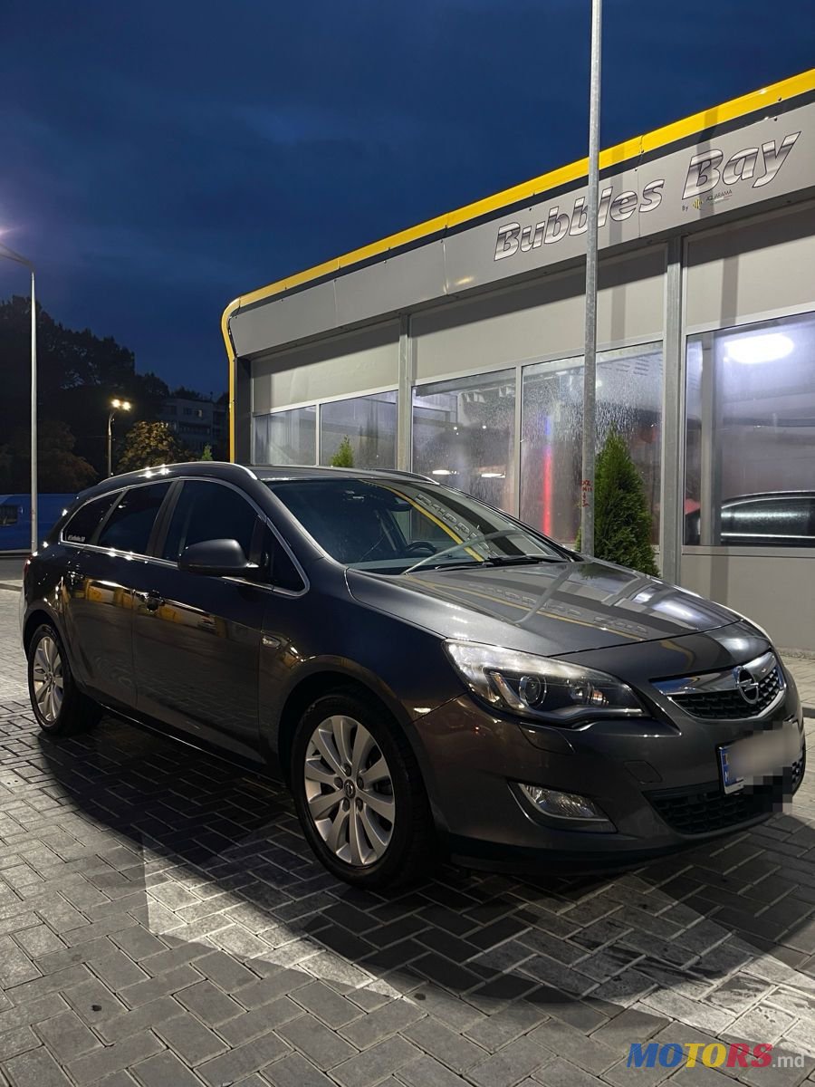 2011' Opel Astra photo #1