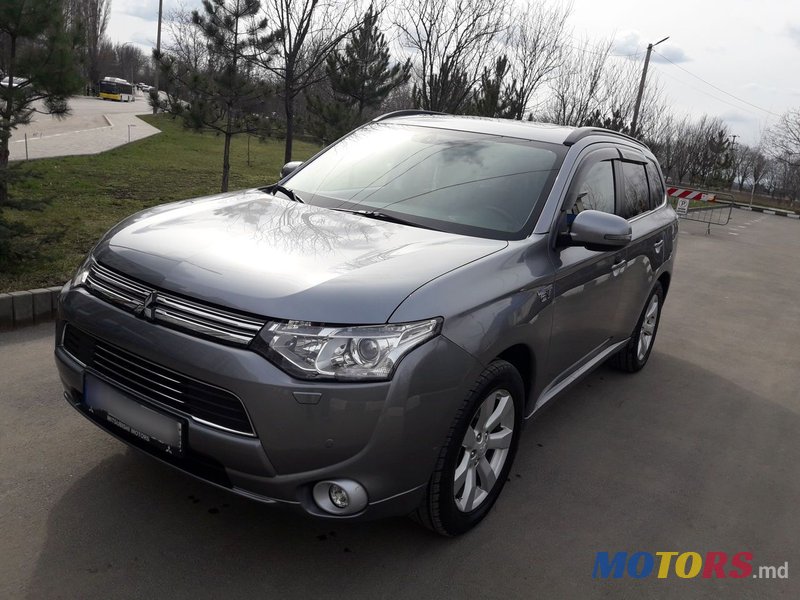 2013' Mitsubishi Outlander photo #1