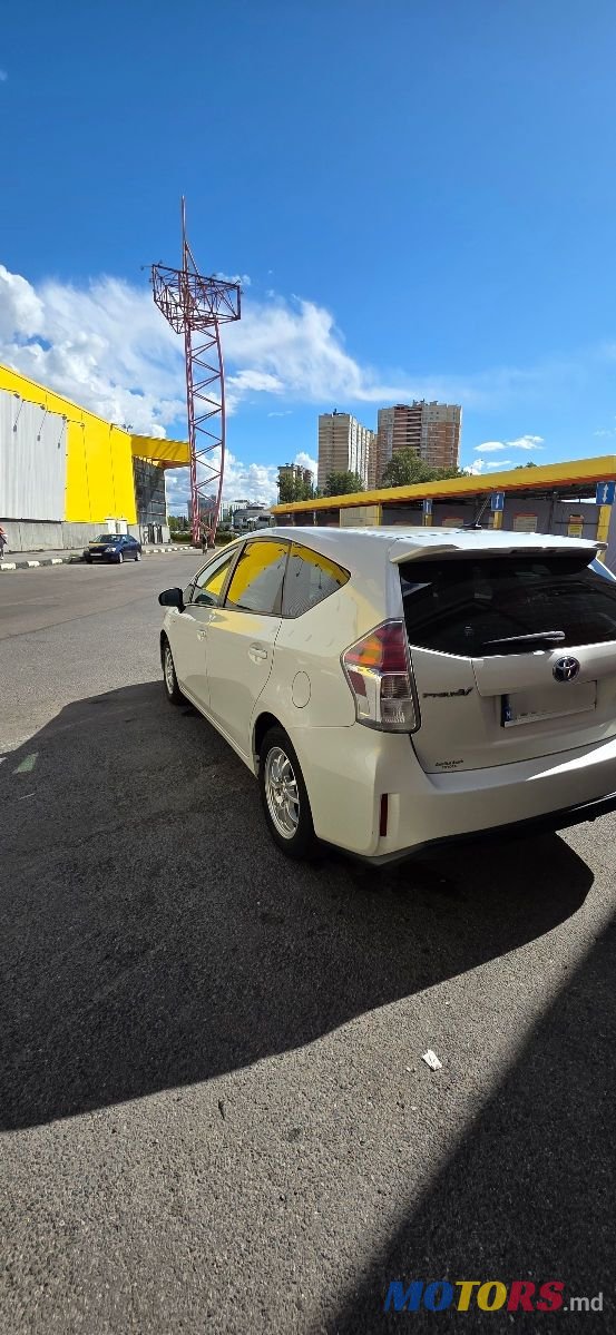 2015' Toyota Prius v photo #3