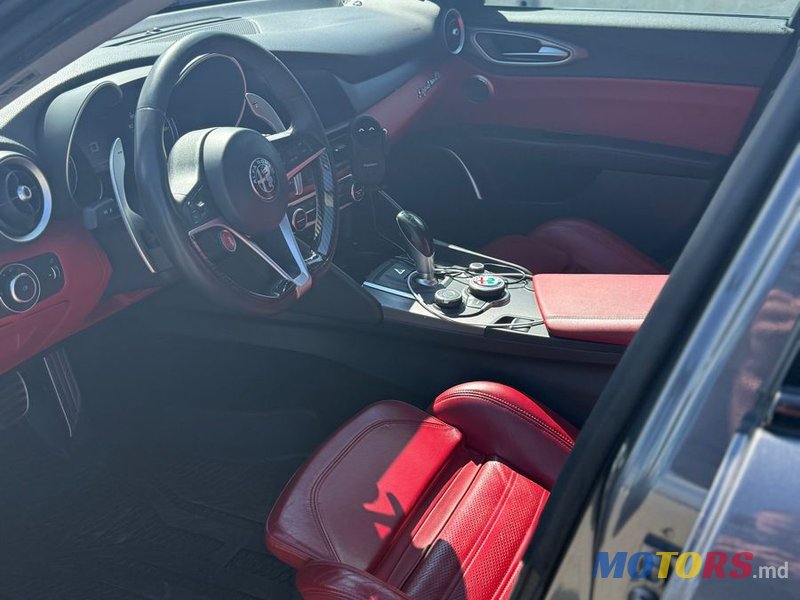 2017' Alfa Romeo Giulia photo #5
