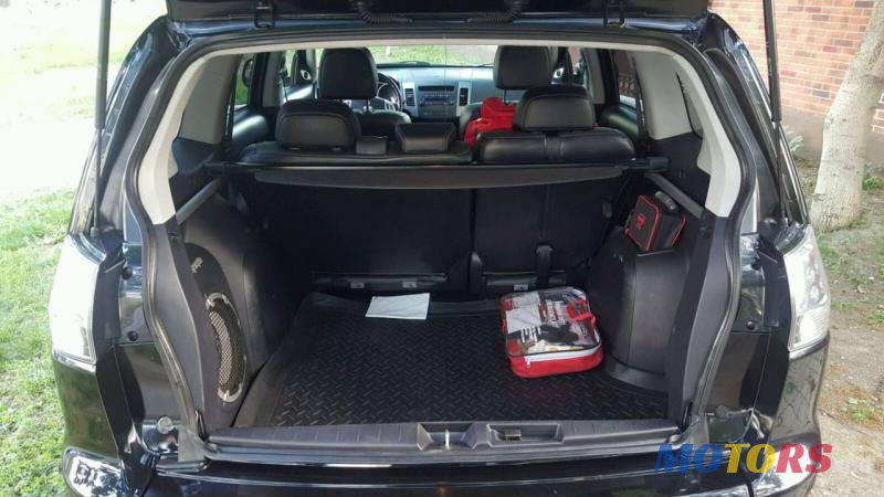 2008' Mitsubishi Outlander XL photo #4