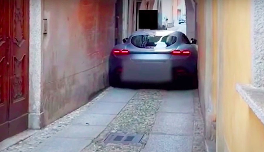 Momentul în care un Ferrari Roma se blochează pe străzile prea înguste ale Italiei