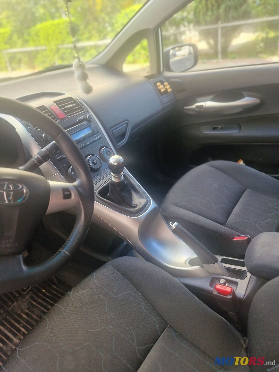 2011' Toyota Auris photo #4
