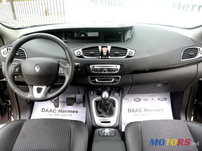 2011' Renault Scenic photo #3