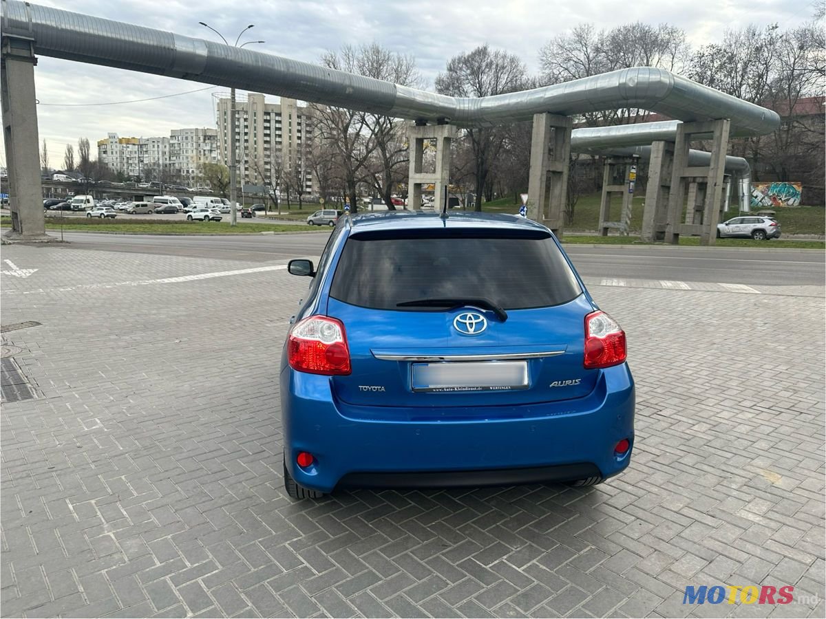 2011' Toyota Auris photo #6