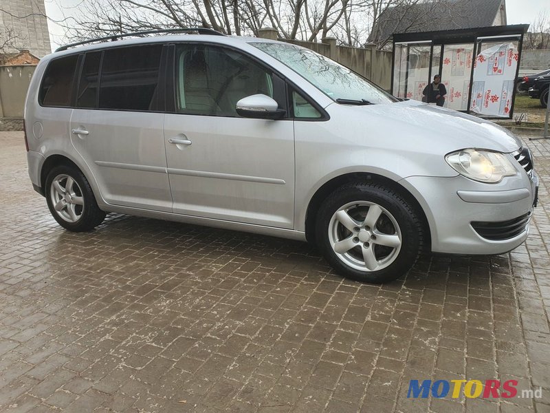 2010' Volkswagen Touran photo #1