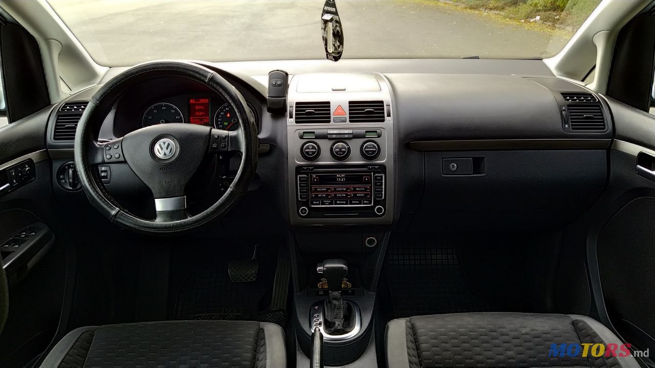 2008' Volkswagen Touran photo #1