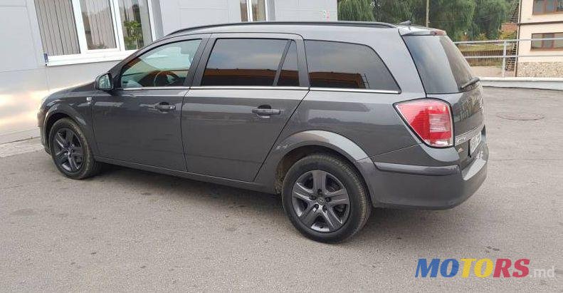 2010' Opel Astra photo #2