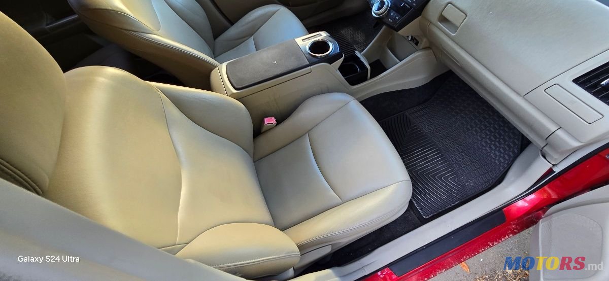 2013' Toyota Prius v photo #3