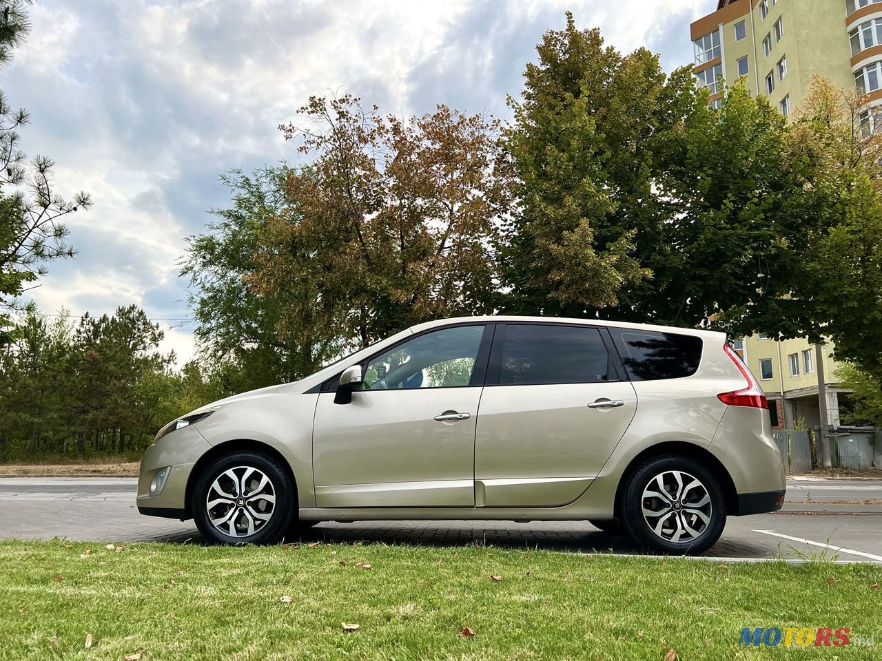 2010' Renault Grand Scenic photo #2