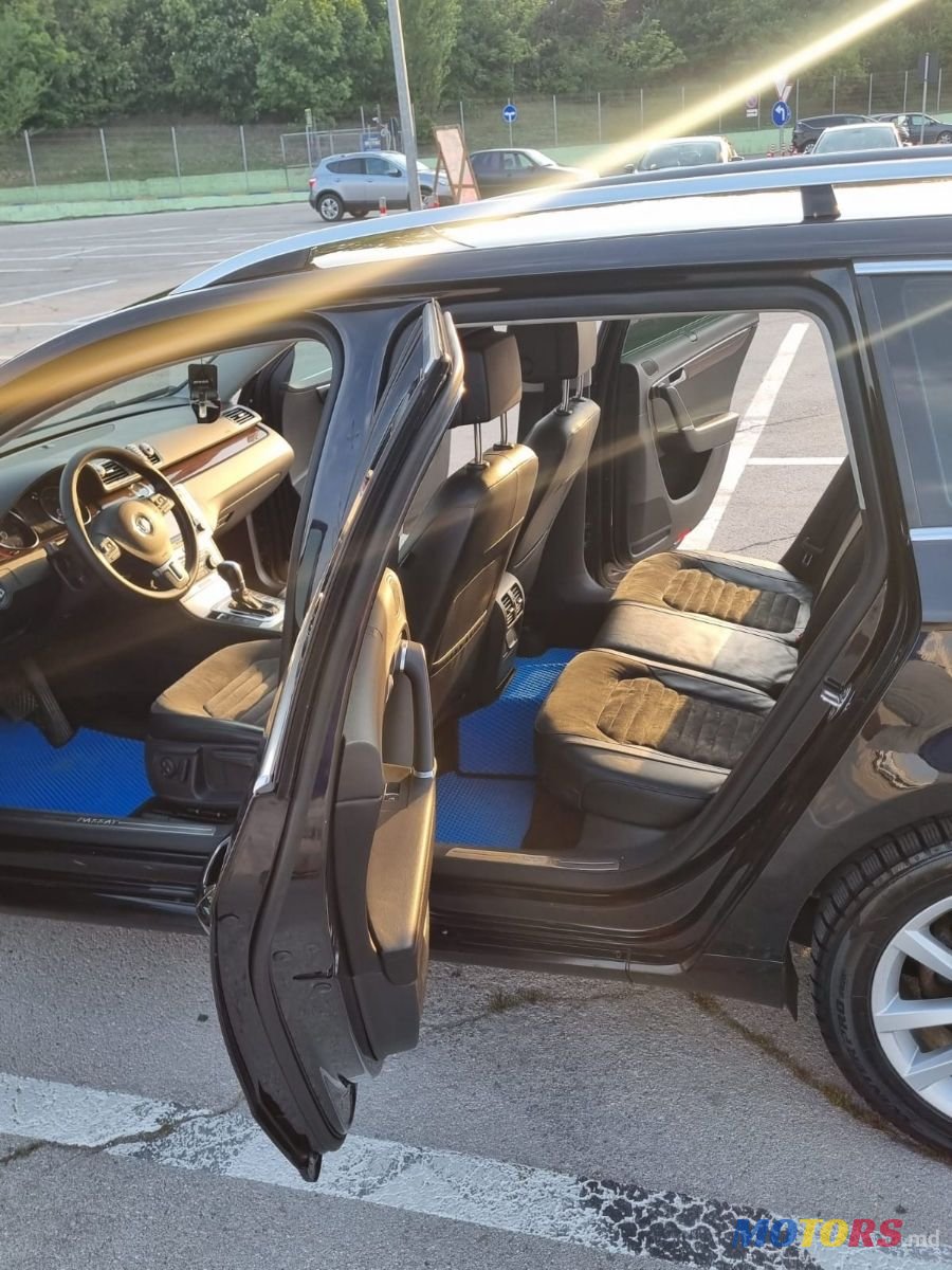 2011' Volkswagen Passat photo #6