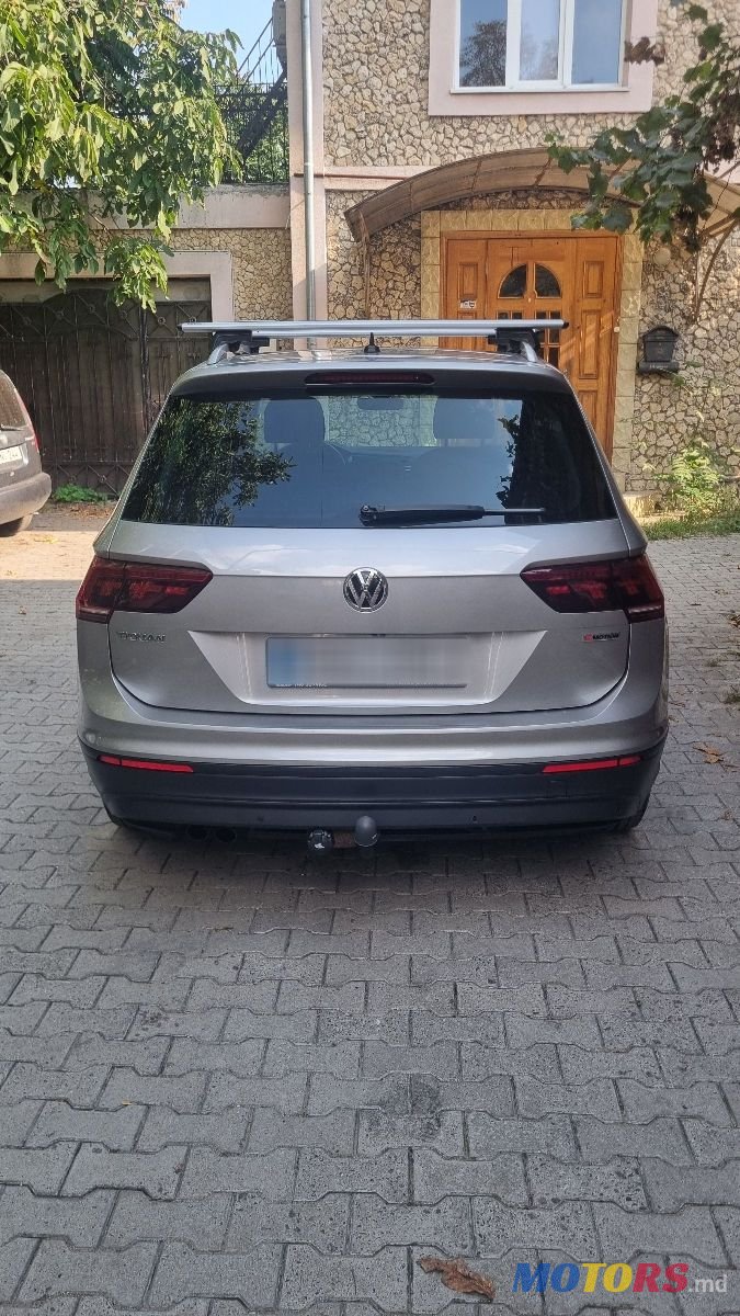 2019' Volkswagen Tiguan photo #1
