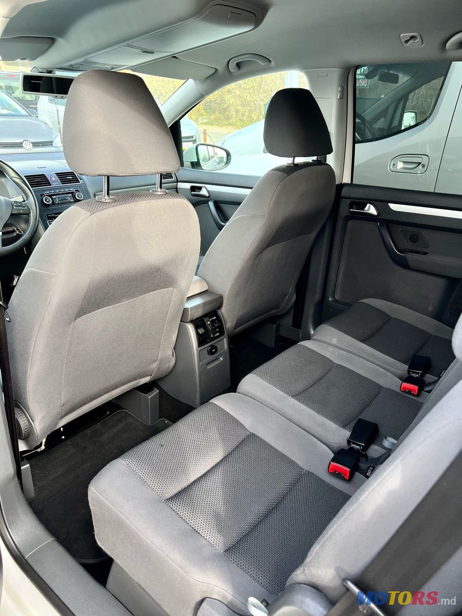 2012' Volkswagen Touran photo #5