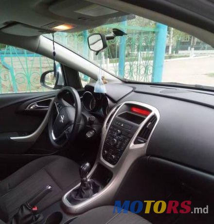 2011' Opel Astra photo #1