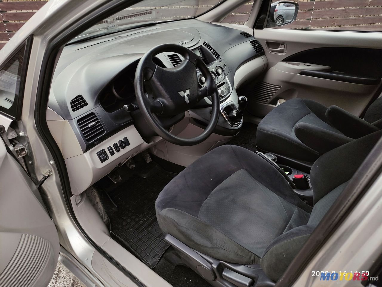 2008' Mitsubishi Grandis photo #5