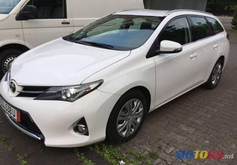 2013' Toyota Auris photo #1