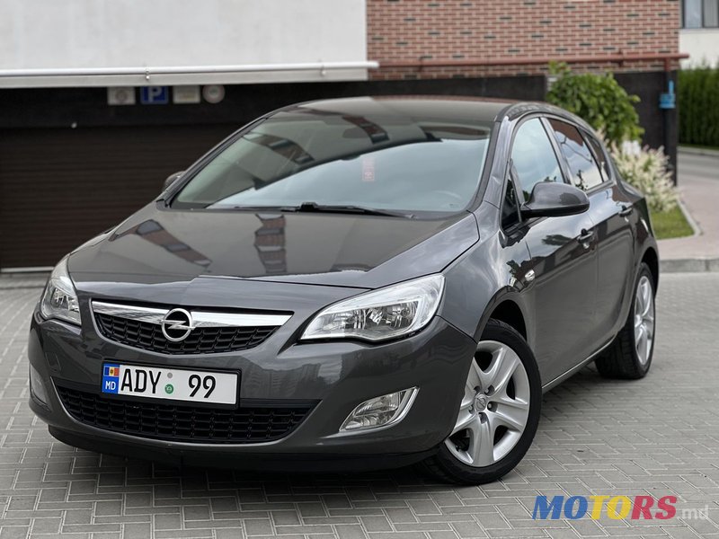 2011' Opel Astra photo #1