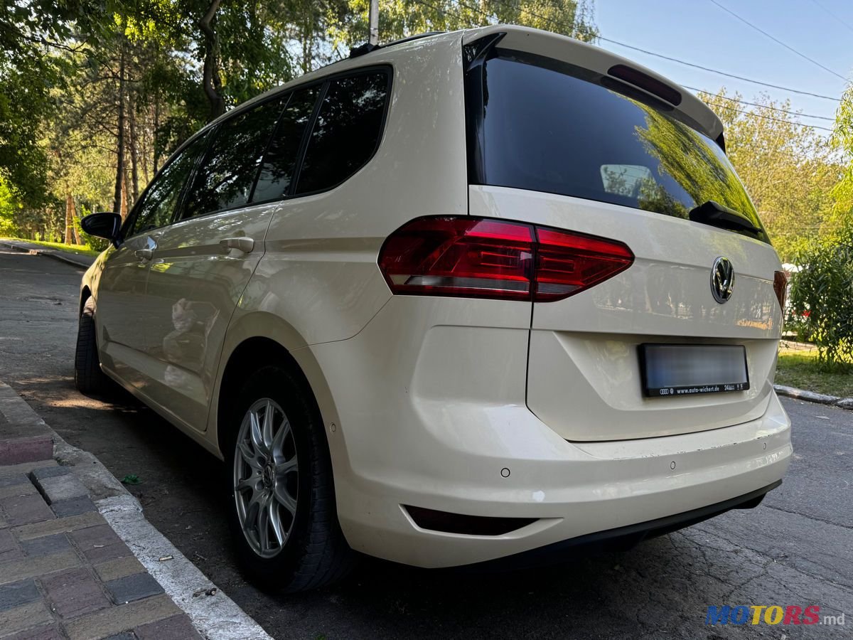 2020' Volkswagen Touran photo #2