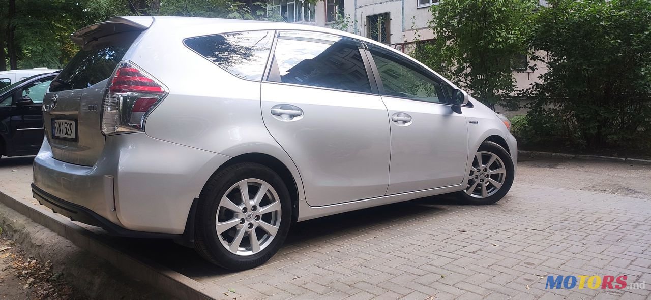 2017' Toyota Prius v photo #3