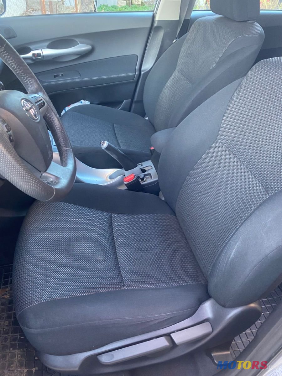 2010' Toyota Auris photo #6