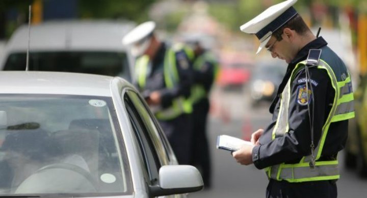 Un șofer, amendat pentru că avea geamuri umbrite la mașină, s-a adresat în instanță. Ce acțiuni ale agentului de patrulare a contestat
