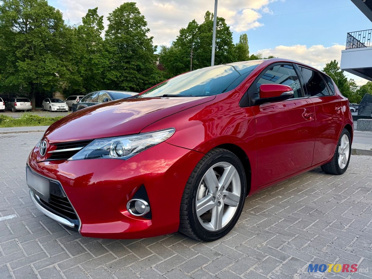 2013' Toyota Auris photo #1