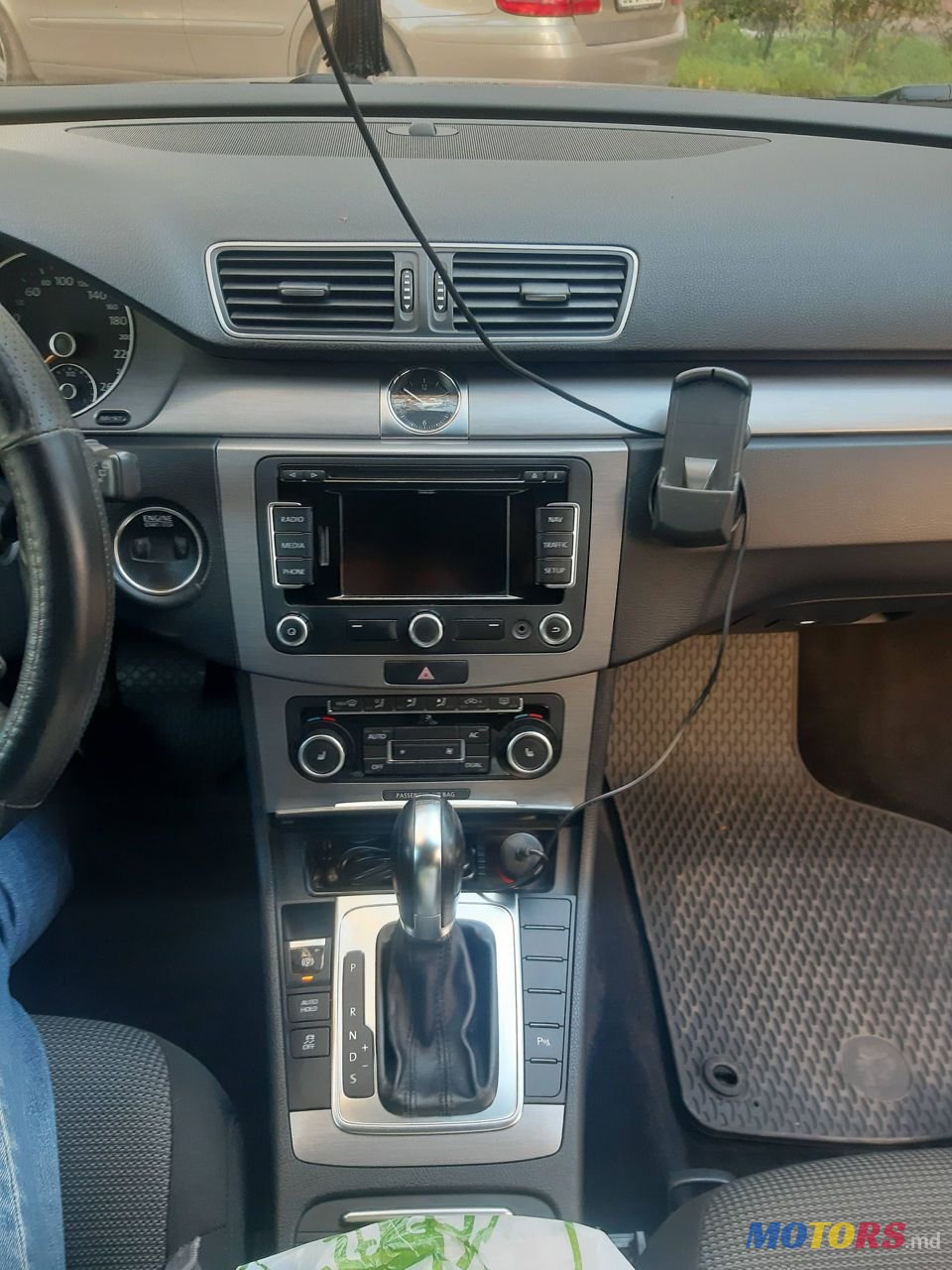 2011' Volkswagen Passat photo #4