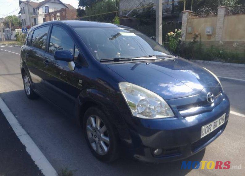 2004' Toyota Corolla Verso photo #1