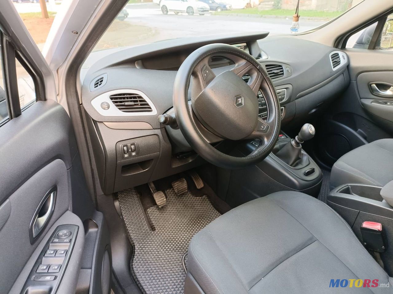 2009' Renault Scenic photo #5