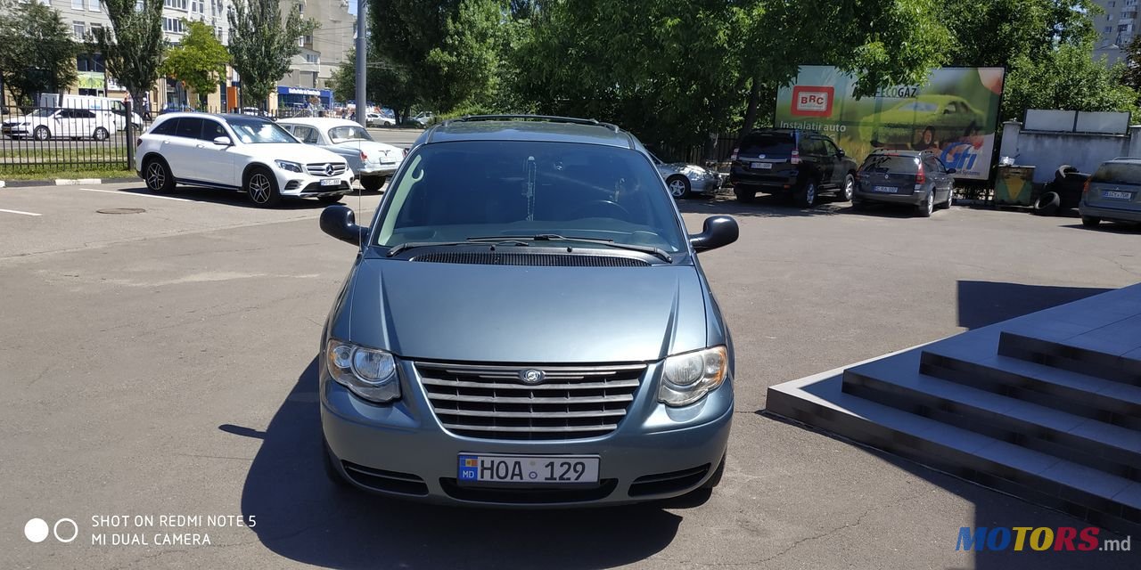 2005' Chrysler Town&Country photo #1