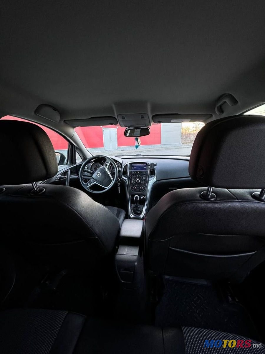 2012' Opel Astra photo #4