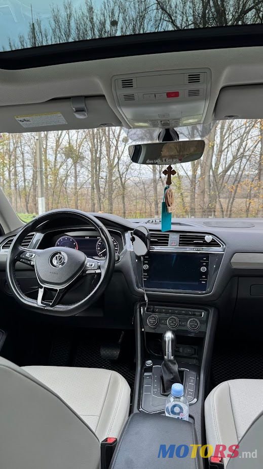 2019' Volkswagen Tiguan photo #6