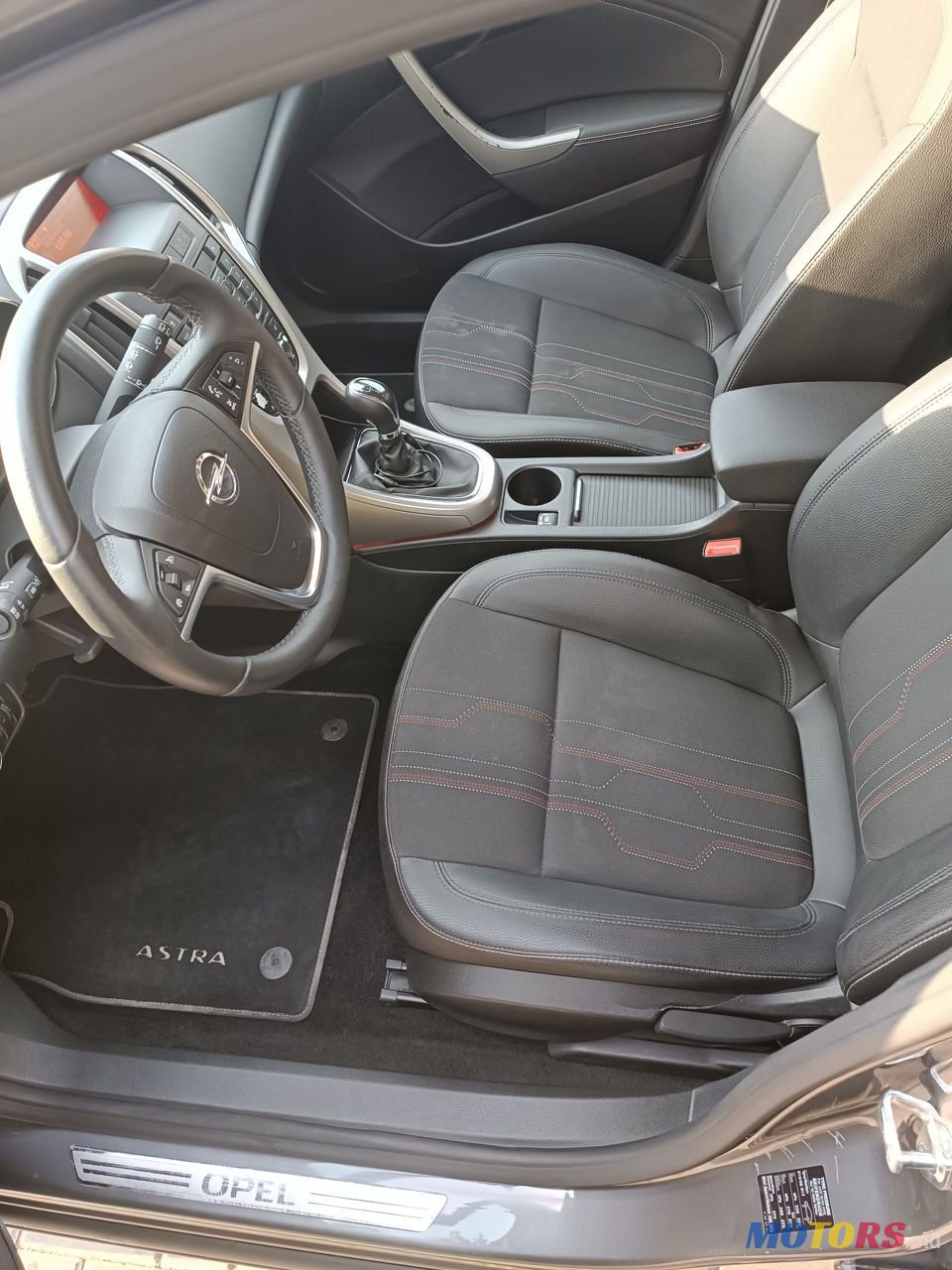 2012' Opel Astra photo #4