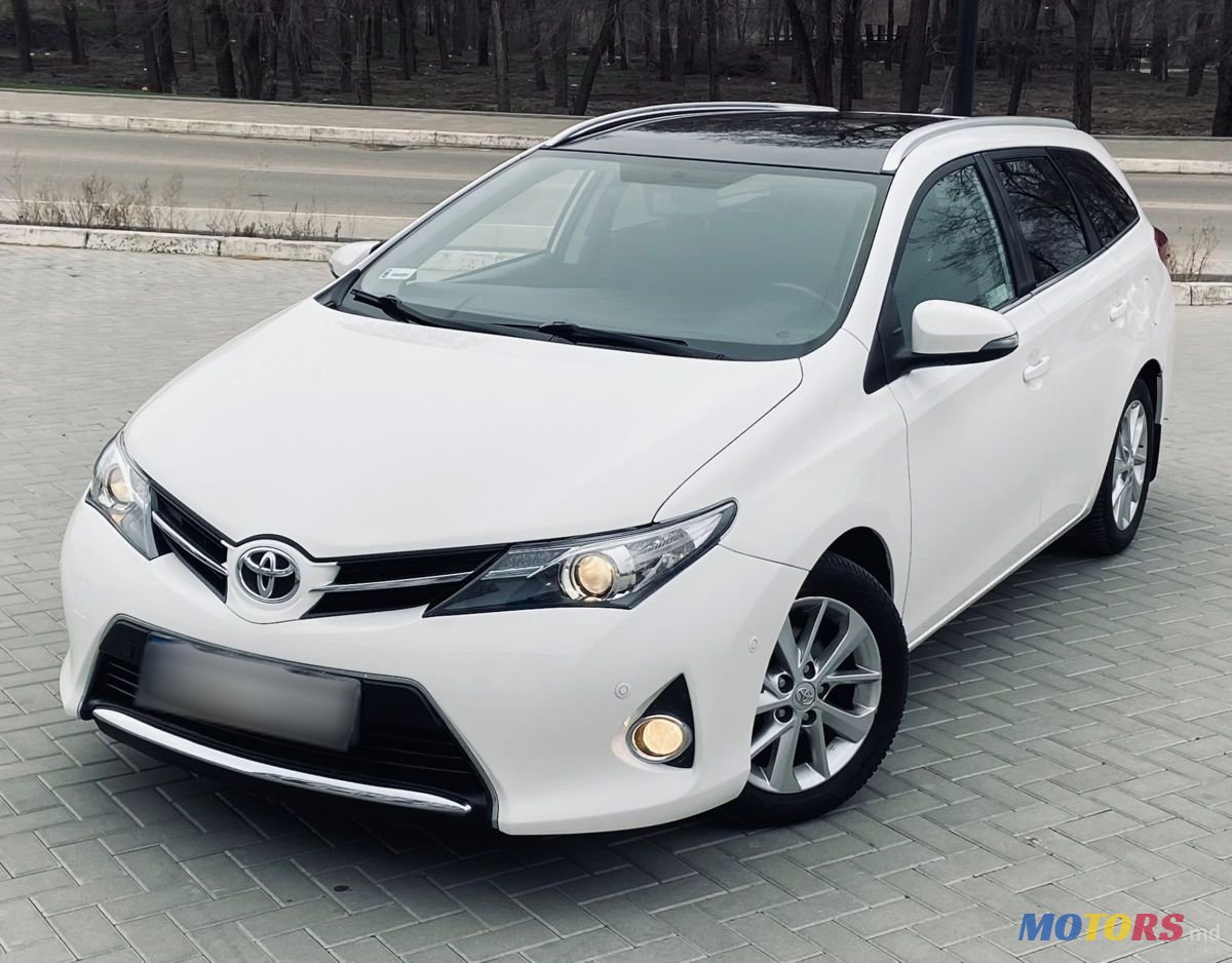 2013' Toyota Auris photo #1