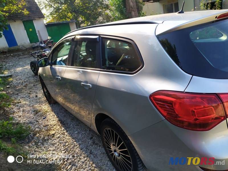 2012' Opel Astra photo #2