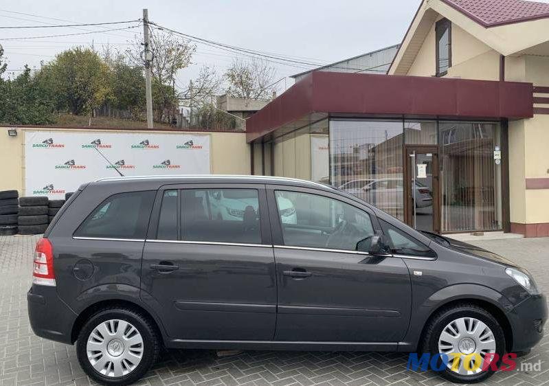 2013' Opel Zafira photo #1