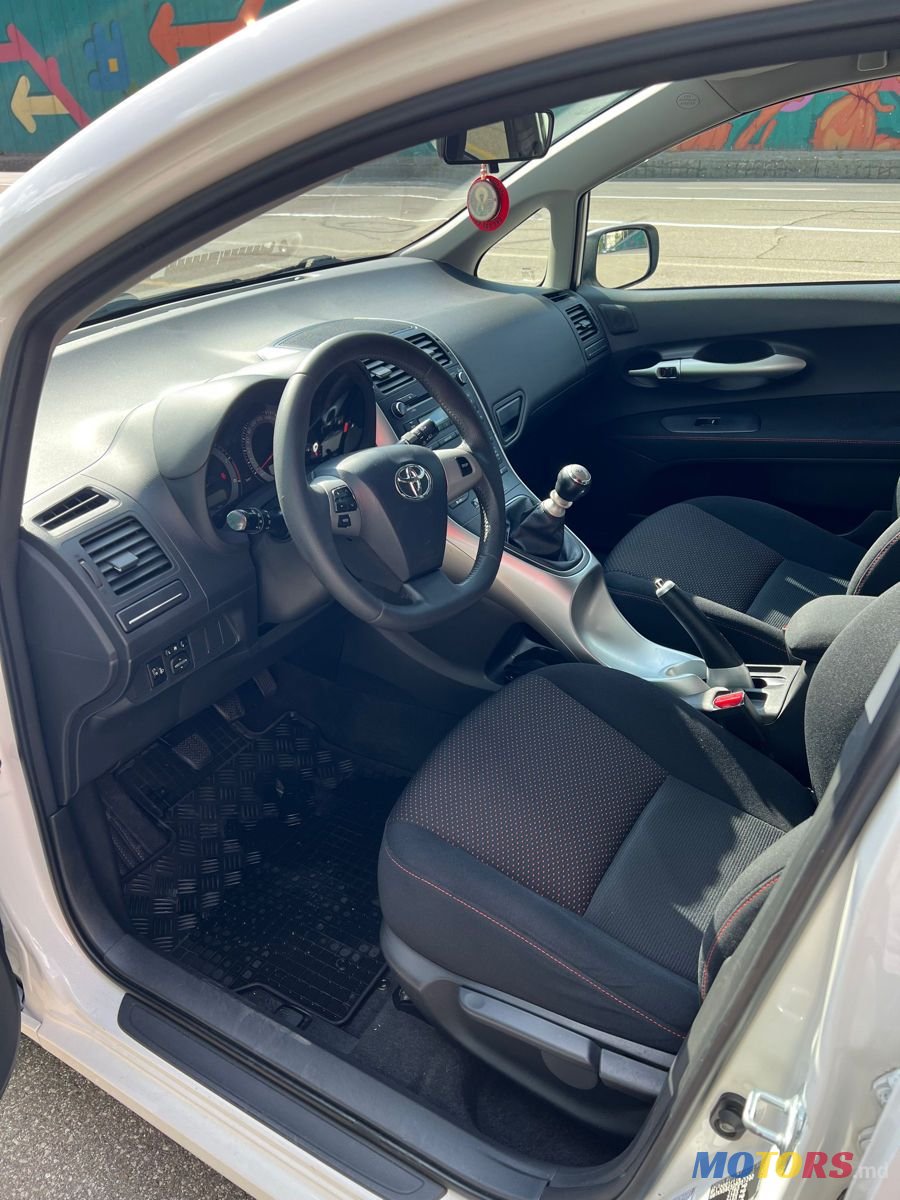 2010' Toyota Auris photo #6