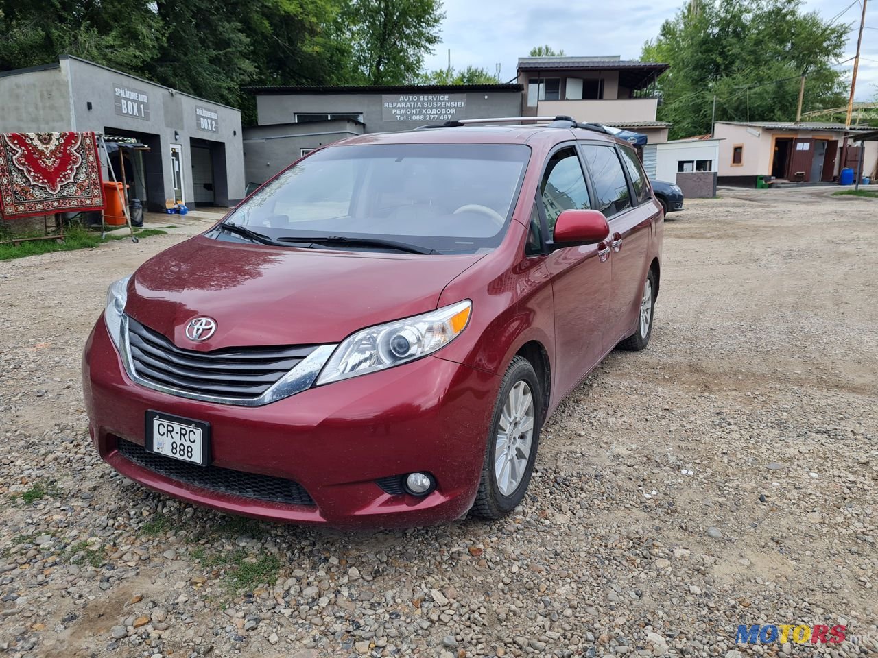 2011' Toyota Sienna photo #2