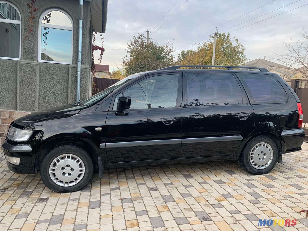 2004' Mitsubishi Space Wagon photo #3