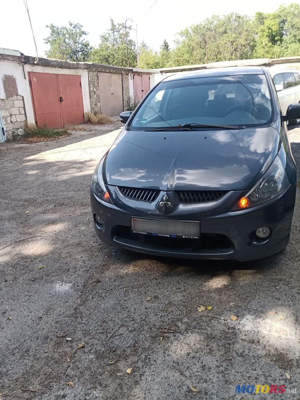 2006' Mitsubishi Grandis photo #1