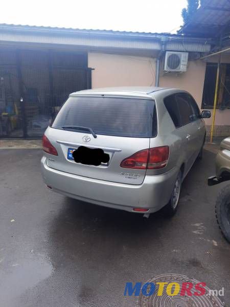 2002' Toyota Avensis photo #2