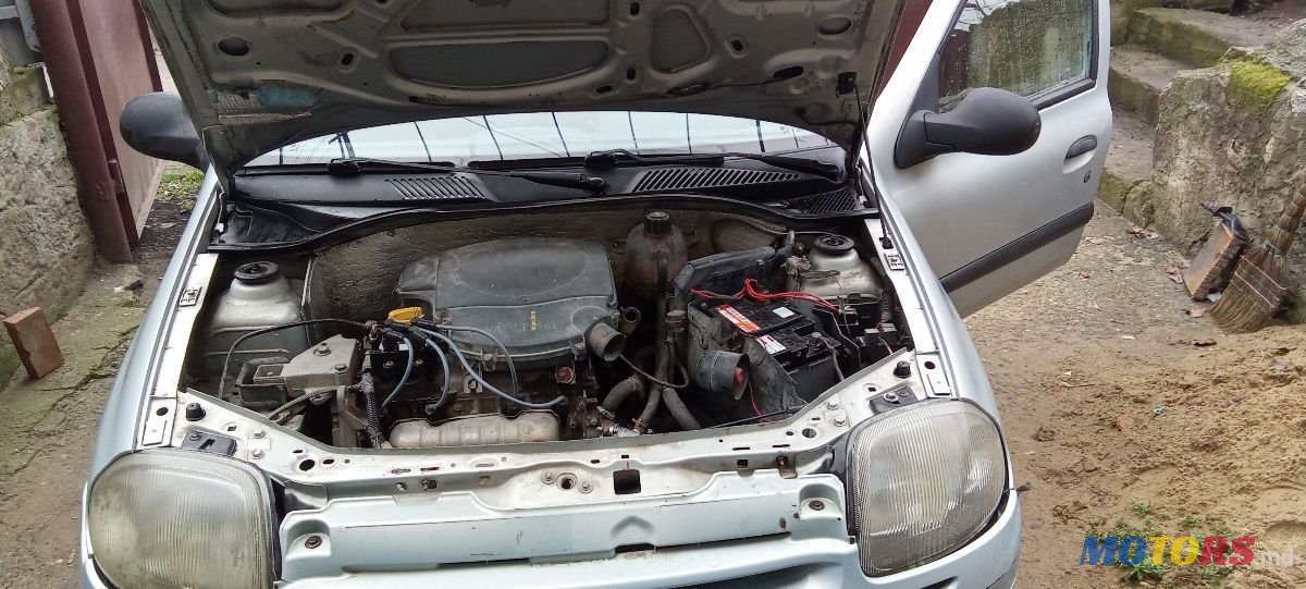 2001' Renault Clio Symbol photo #3