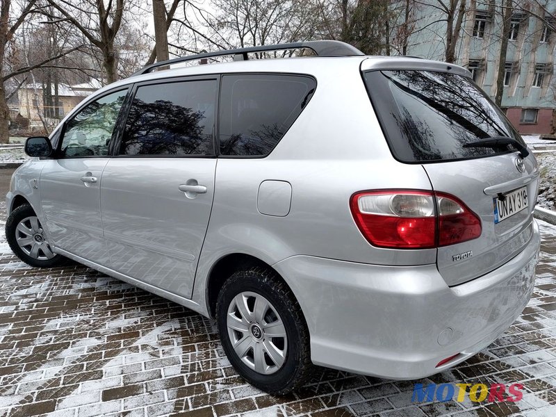 2004' Toyota Avensis Verso photo #5