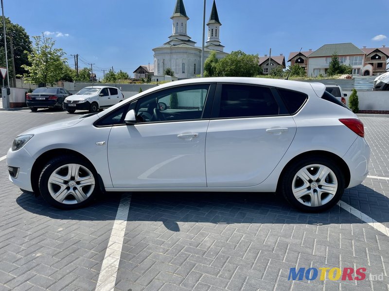 2013' Opel Astra photo #1