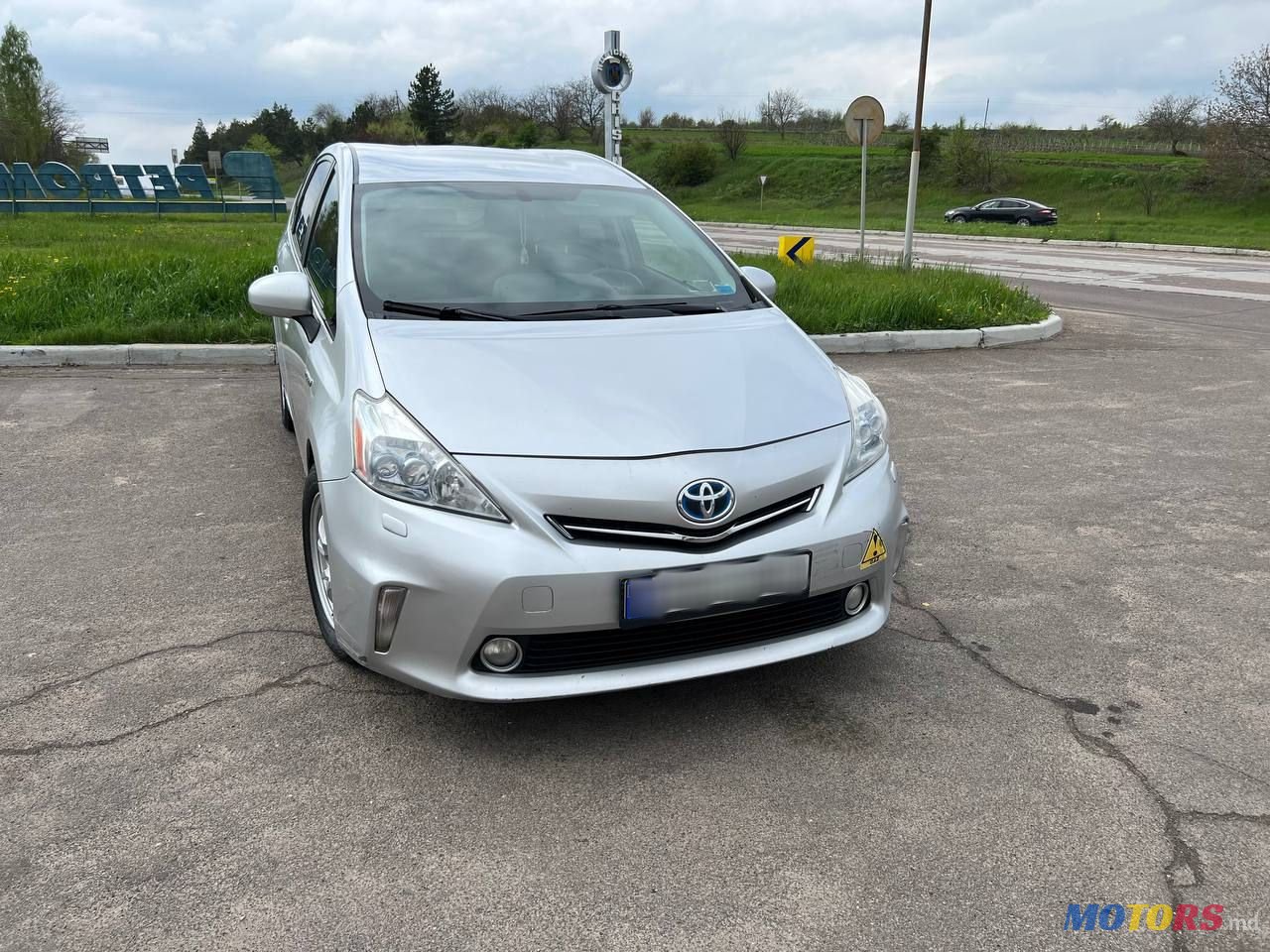 2013' Toyota Prius v photo #1