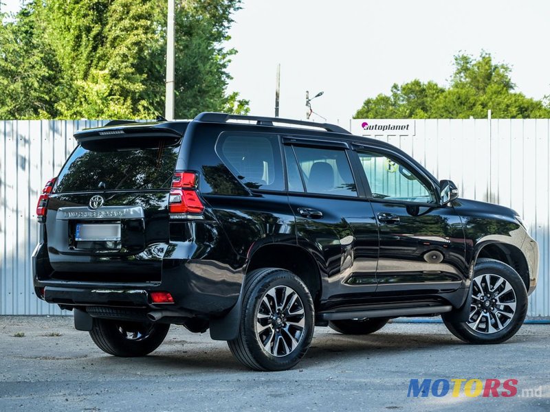 2023' Toyota Land Cruiser Prado photo #3