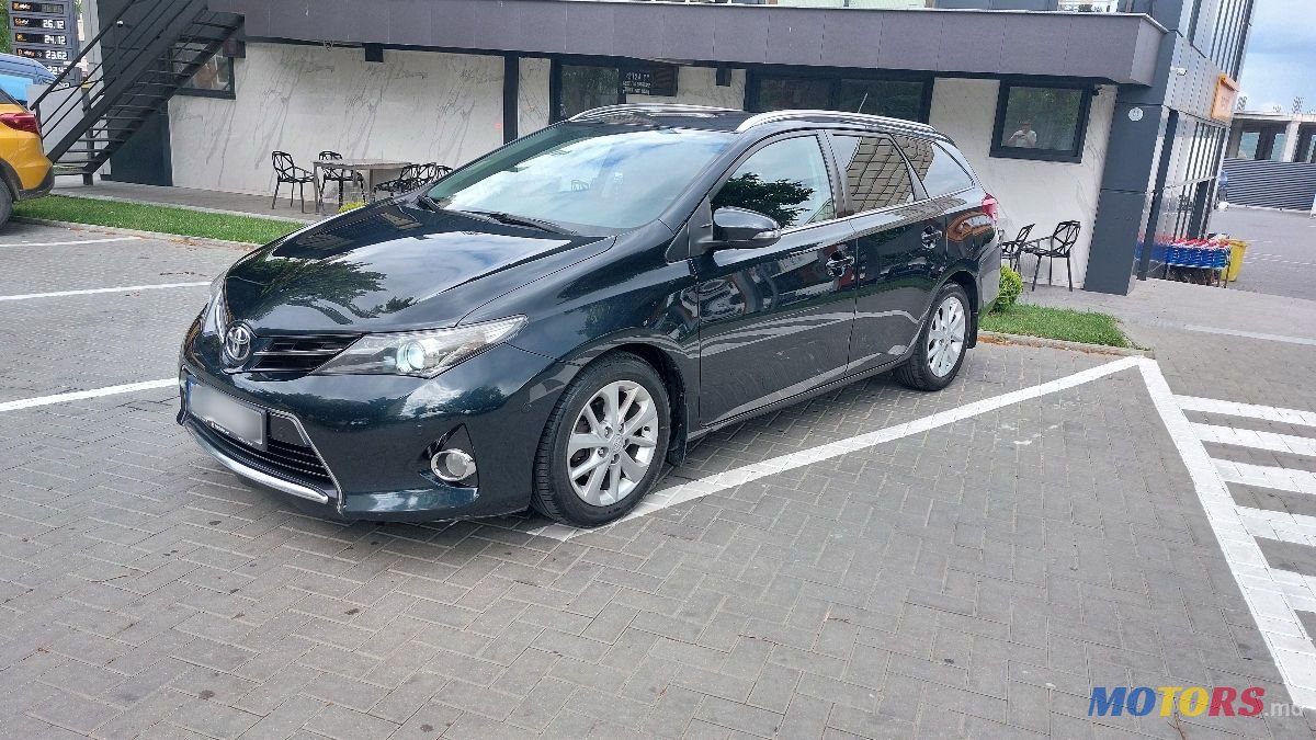 2013' Toyota Auris photo #1