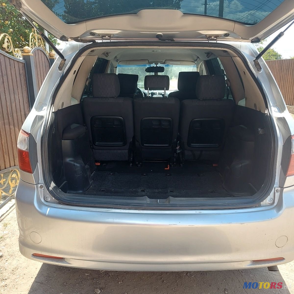 2004' Toyota Avensis Verso photo #3