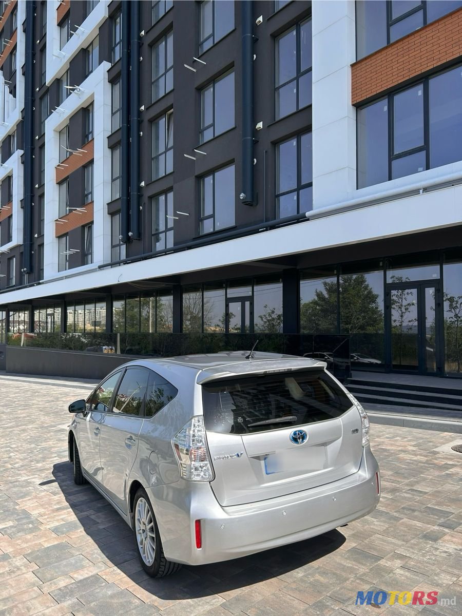 2012' Toyota Prius v photo #3