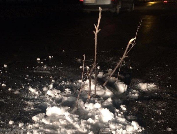 Водители в Кишиневе повредили автомобили в скрытой под снегом огромной яме